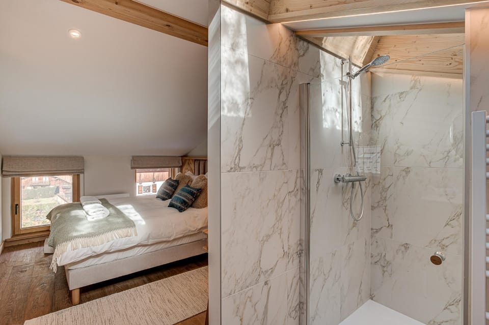 Shower, Bed, Bathroom, Photo of the whole room, Bedroom, towels