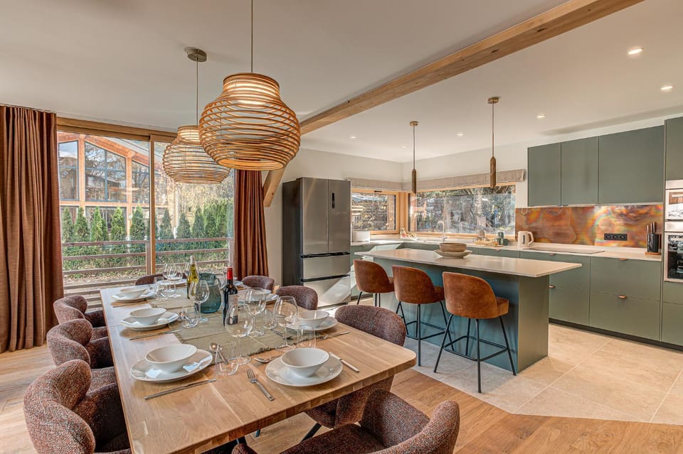 Kitchen or kitchenette, Living room, Food and drinks, Seating area, Dining area, Food