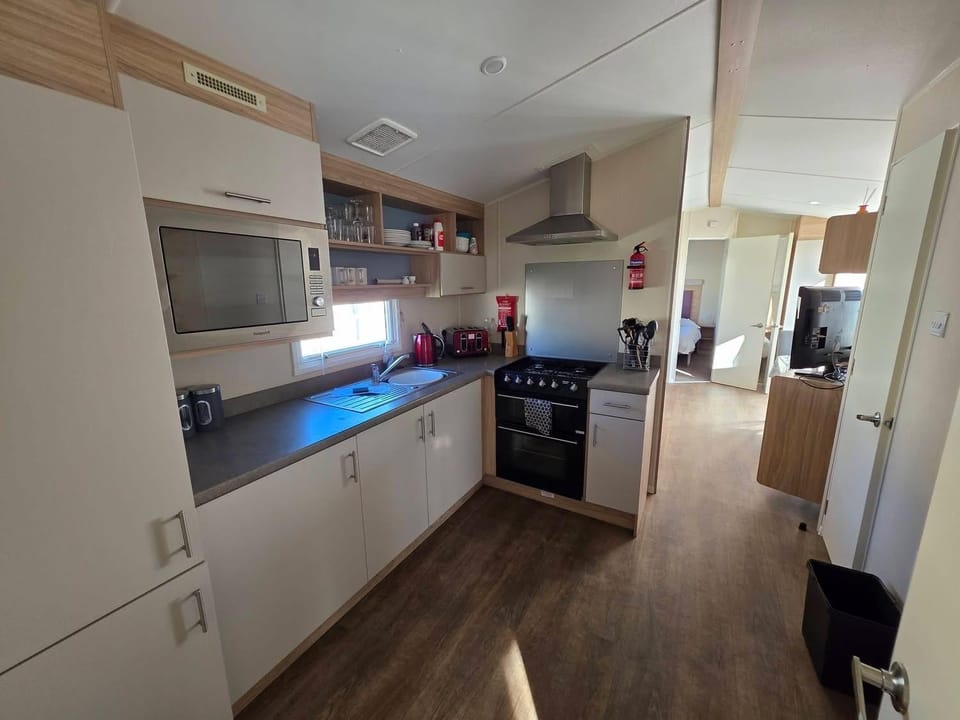 Seaview 1 - Ingoldmells - Sleeps 10, 4 bedrooms, ramped decking, pet friendly - Meadow Lakes Caravan & Lodge Hire Apartment in Ingoldmells