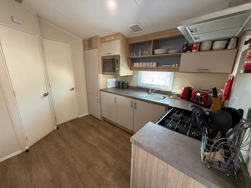 Seaview 1 - Ingoldmells - Sleeps 10, 4 bedrooms, ramped decking, pet friendly - Meadow Lakes Caravan & Lodge Hire Apartment in Ingoldmells