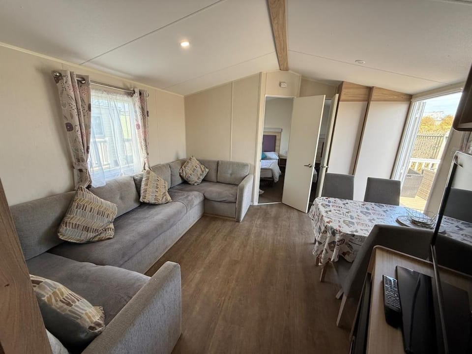 Seaview 1 - Ingoldmells - Sleeps 10, 4 bedrooms, ramped decking, pet friendly - Meadow Lakes Caravan & Lodge Hire Apartment in Ingoldmells