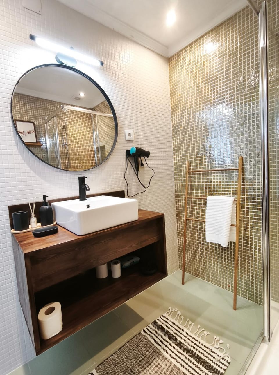 Shower, Toilet, Bathroom, towels