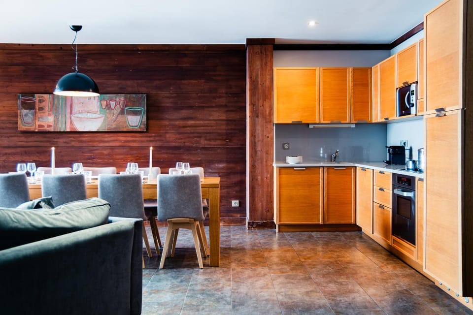 Kitchen or kitchenette, Dining area, oven
