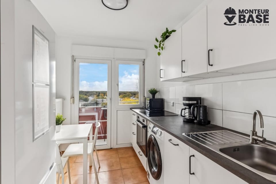 Kitchen or kitchenette, dishwasher, stove