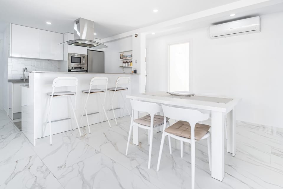 Kitchen or kitchenette, Dining area, oven, stove, air conditioner