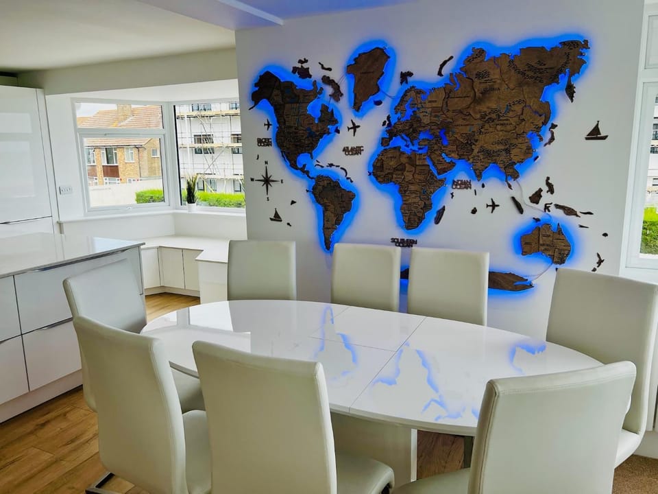 The Beach House Worthing 5 Bedrooms 3 Bathrooms Hot Tub BBQ House in Worthing
