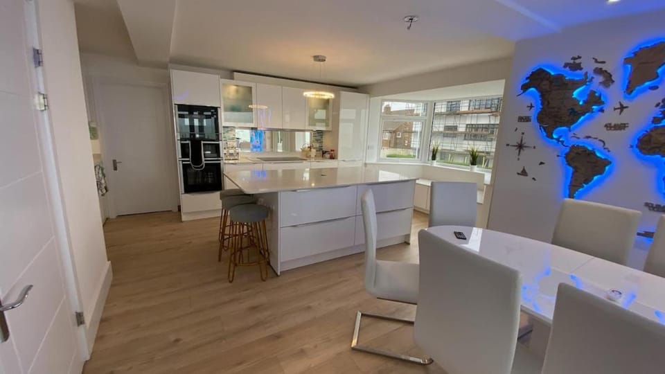 The Beach House Worthing 5 Bedrooms 3 Bathrooms Hot Tub BBQ House in Worthing