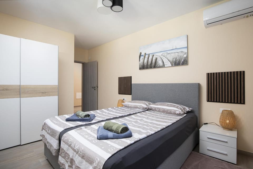 Bed, Bedroom, air conditioner