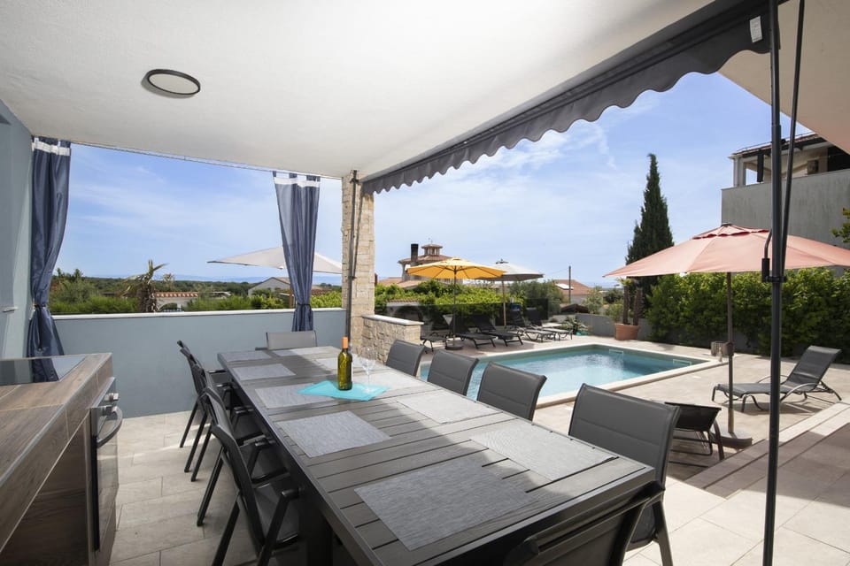 Dining area, Swimming pool