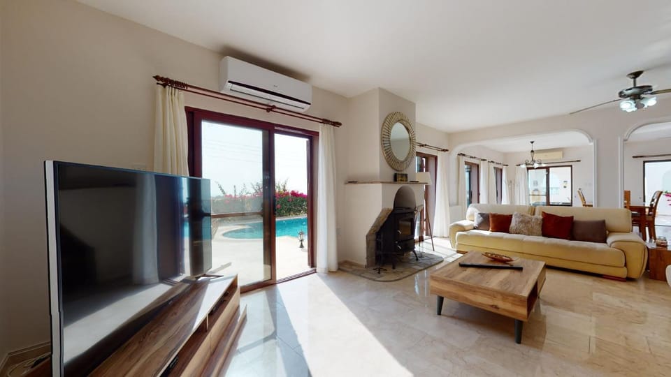Communal lounge/ TV room, TV and multimedia, Balcony/Terrace, Living room, Seating area, Evening entertainment, Pool view, Swimming pool, air conditioner