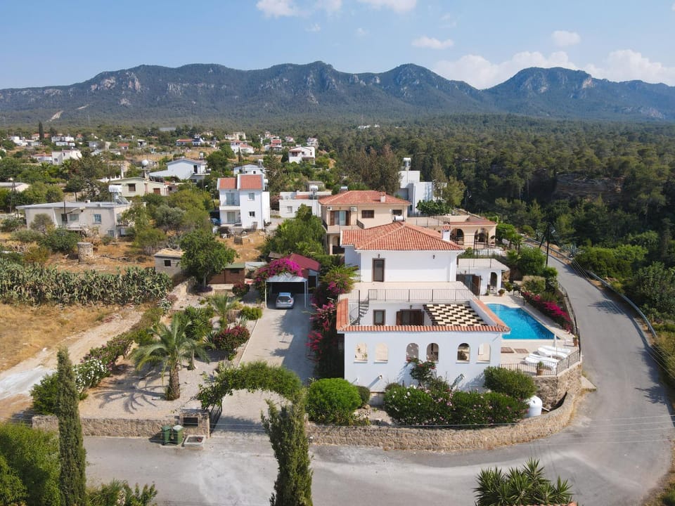 Property building, Nearby landmark, Spring, Day, Neighbourhood, Natural landscape, Bird's eye view, City view, Mountain view, Pool view, Street view, Swimming pool, Location, Parking