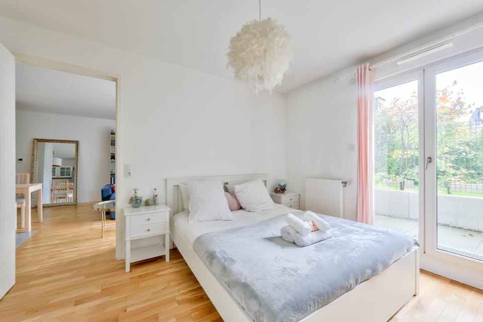 Nice 1BR flat with lovely terrace and parking Apartment in Saint-Cloud