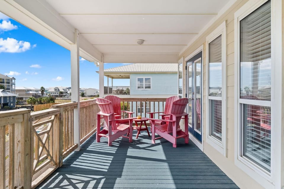 When Pigs Fly Up Beach House House in West Beach