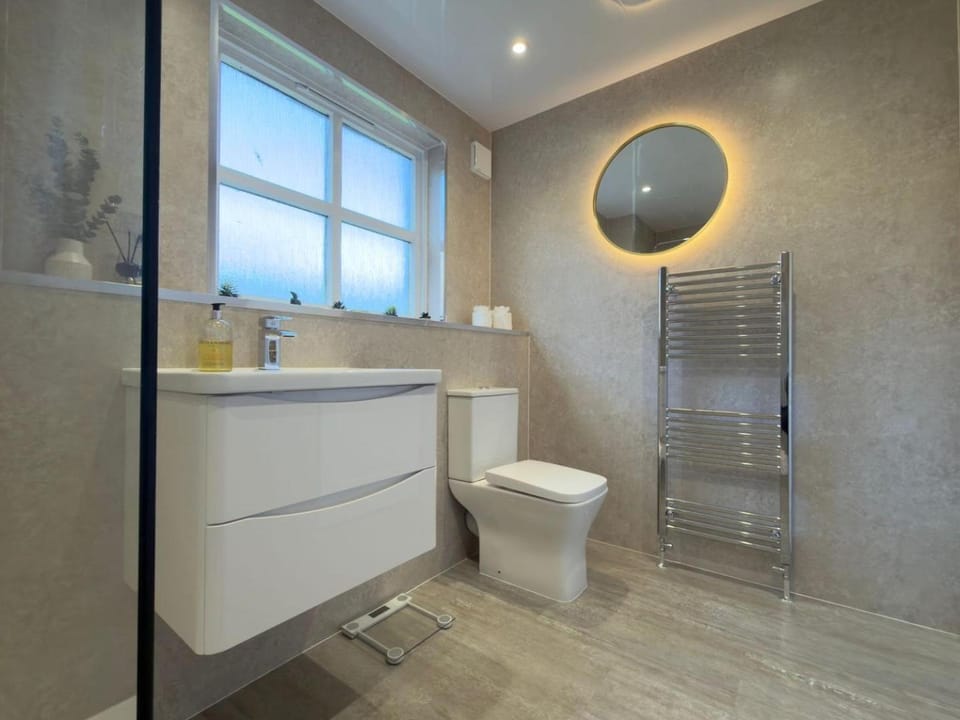 Fettes - Homely 2BD in Quiet Development Apartment in Edinburgh