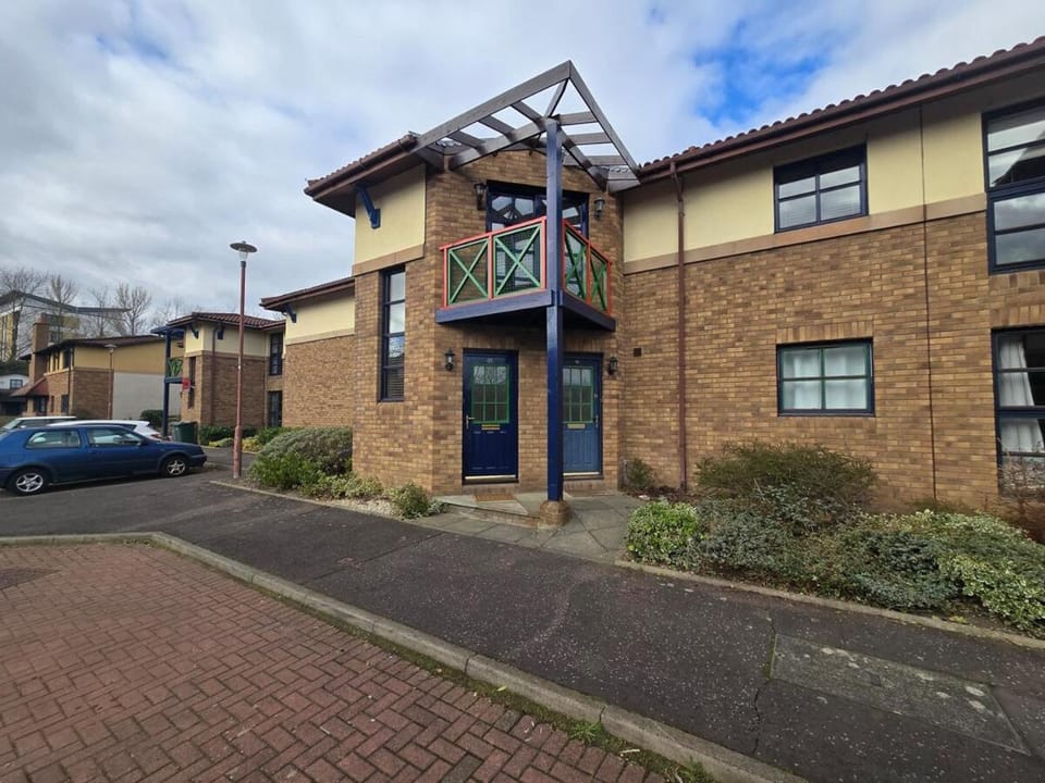 Fettes - Homely 2BD in Quiet Development Apartment in Edinburgh
