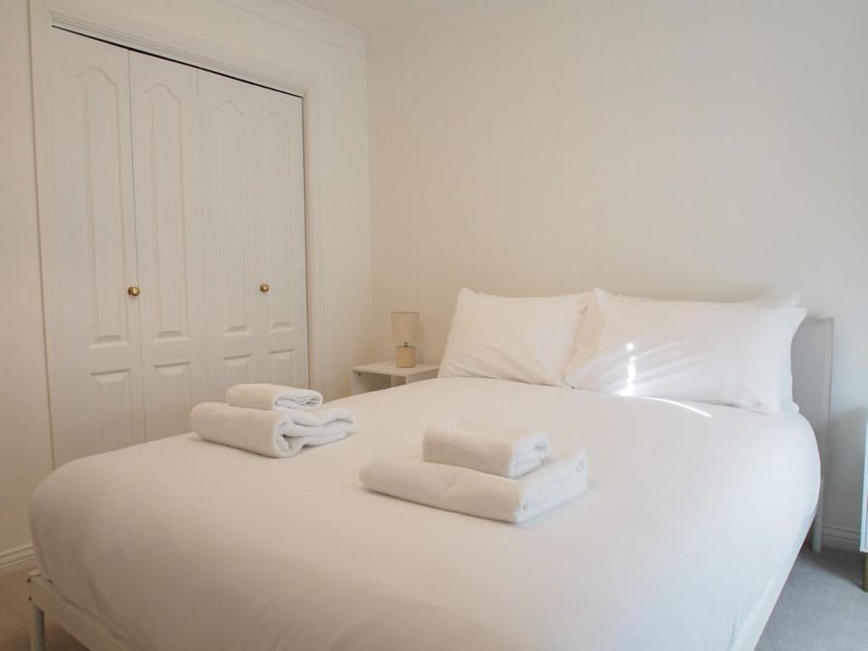 Fettes - Homely 2BD in Quiet Development Apartment in Edinburgh