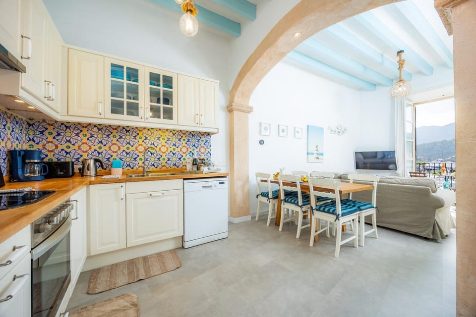 Property building, Kitchen or kitchenette, Living room