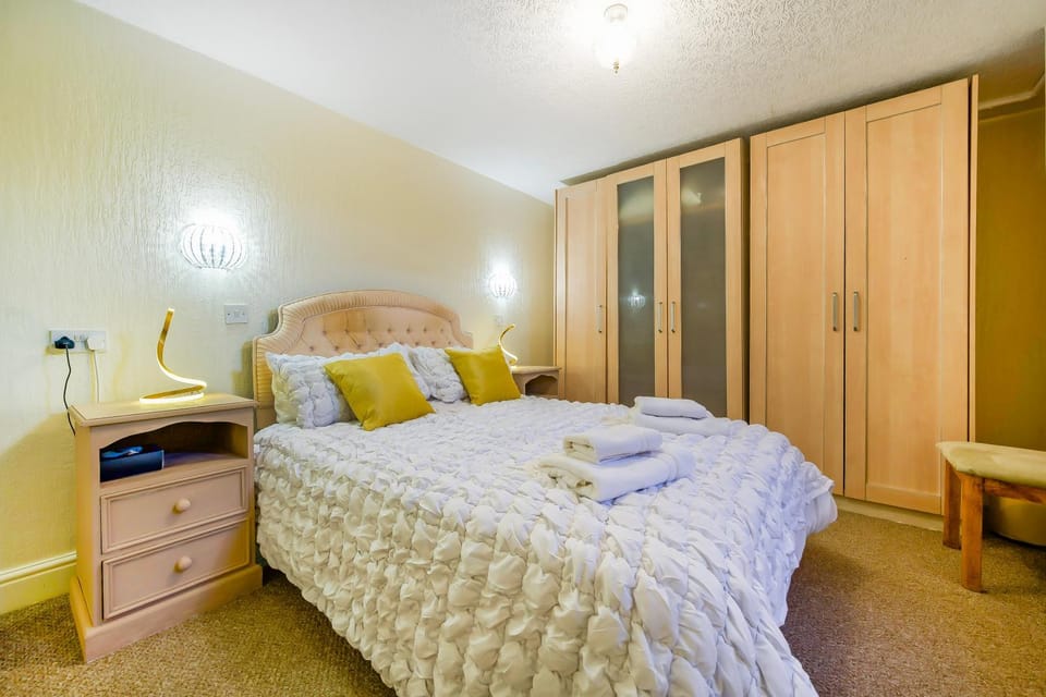 Bed, Kitchen or kitchenette, Photo of the whole room, Bedroom, towels, wardrobe