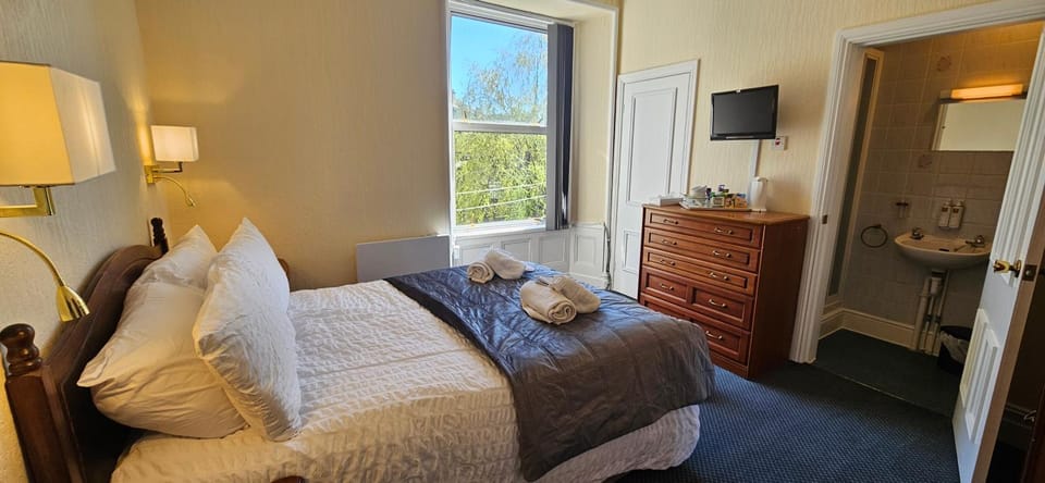 Bed, TV and multimedia, View (from property/room), View (from property/room), Bedroom, Quiet street view, Inner courtyard view