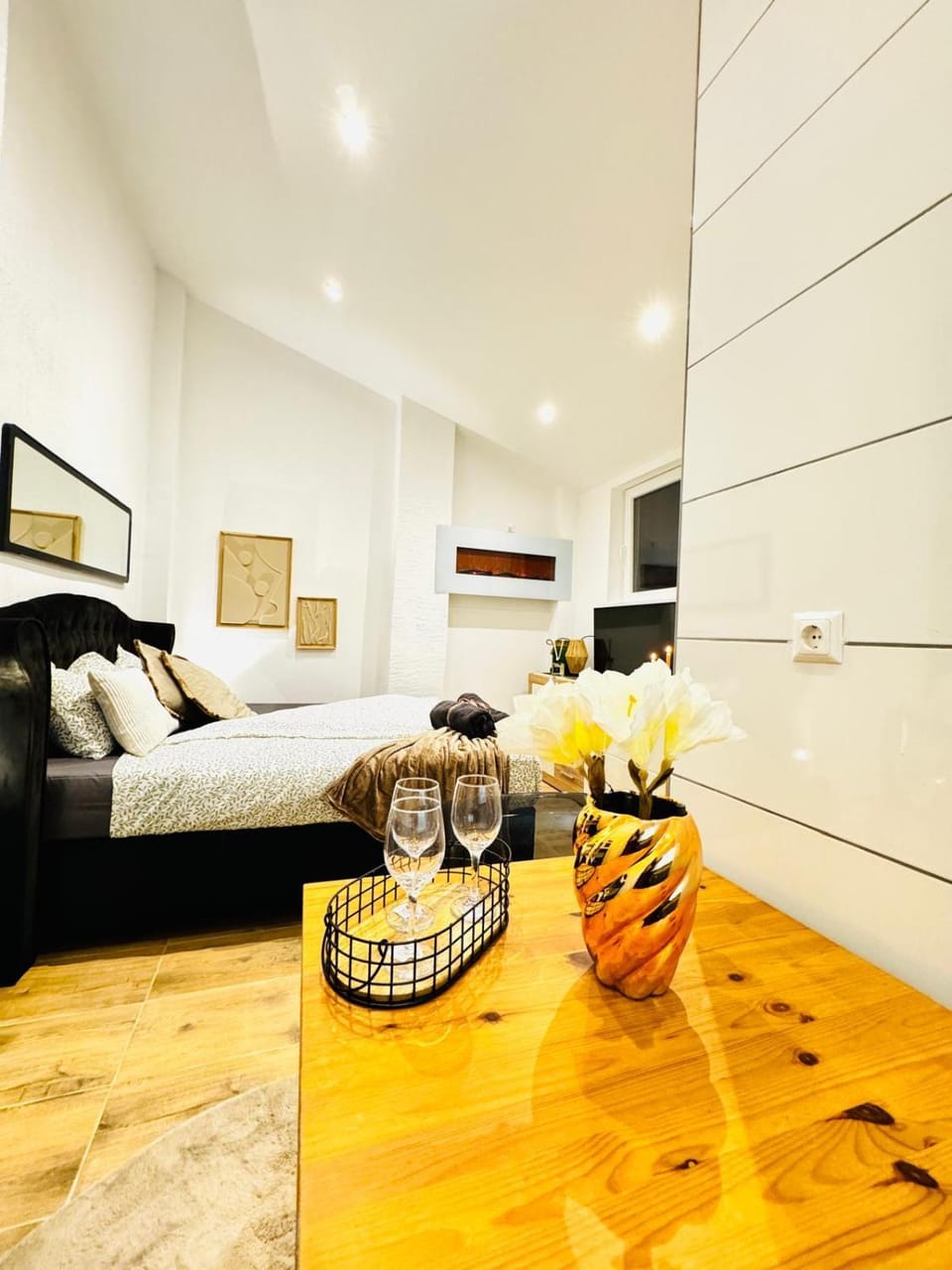 Bed, TV and multimedia, Seating area, Bedroom
