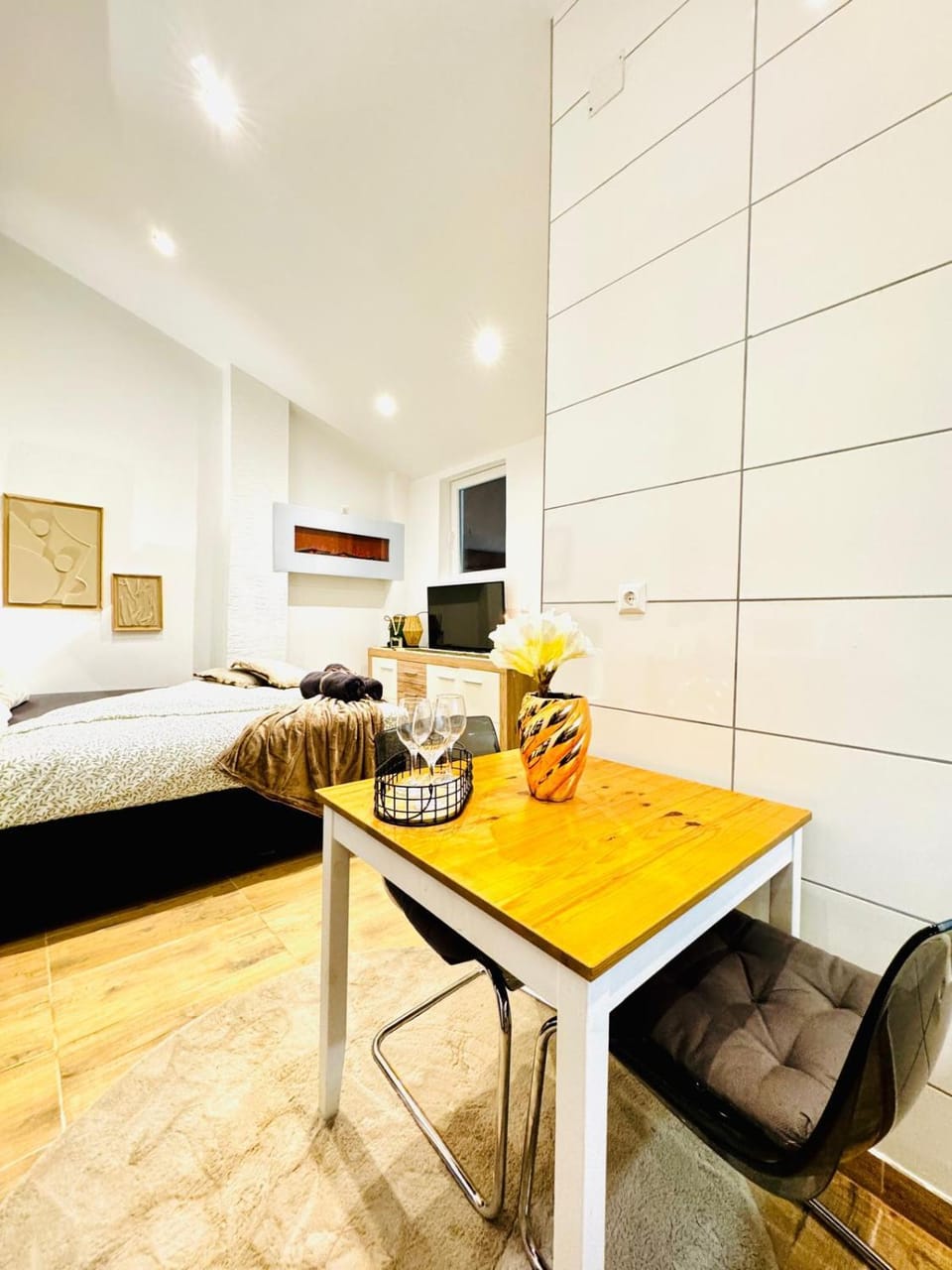 Bed, TV and multimedia, Photo of the whole room, Seating area, Dining area, Bedroom