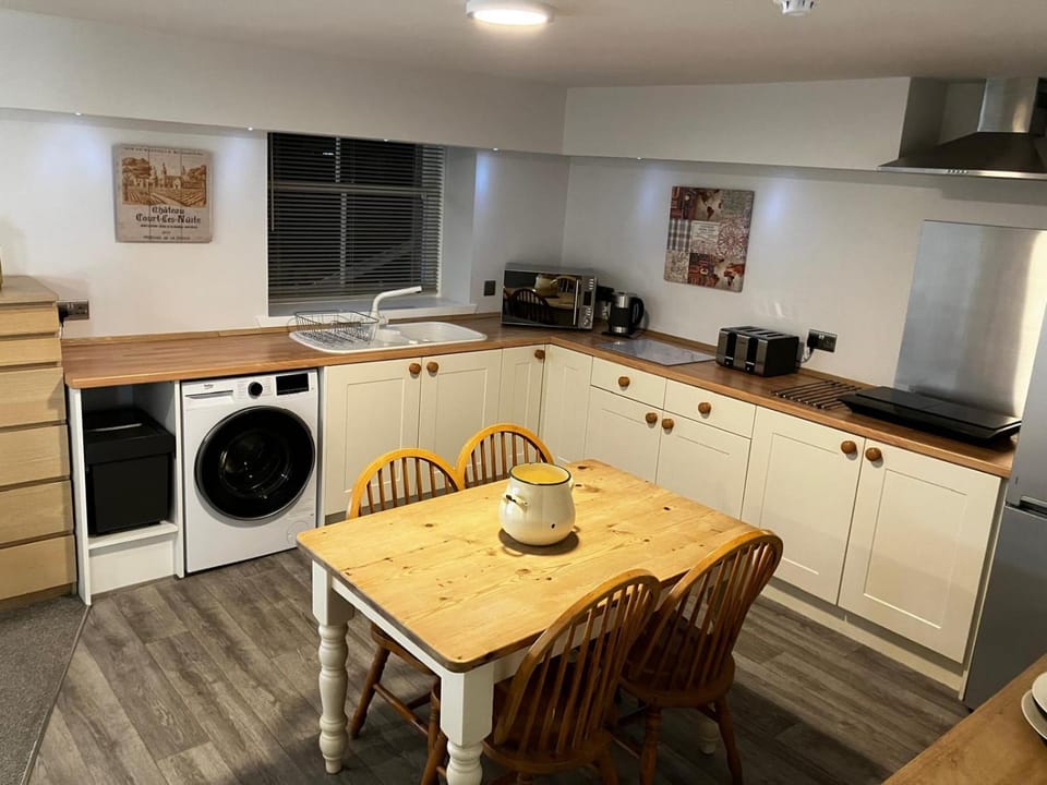 Coffee/tea facilities, Kitchen or kitchenette, Dining area, stove, toaster, washing machine, dryer