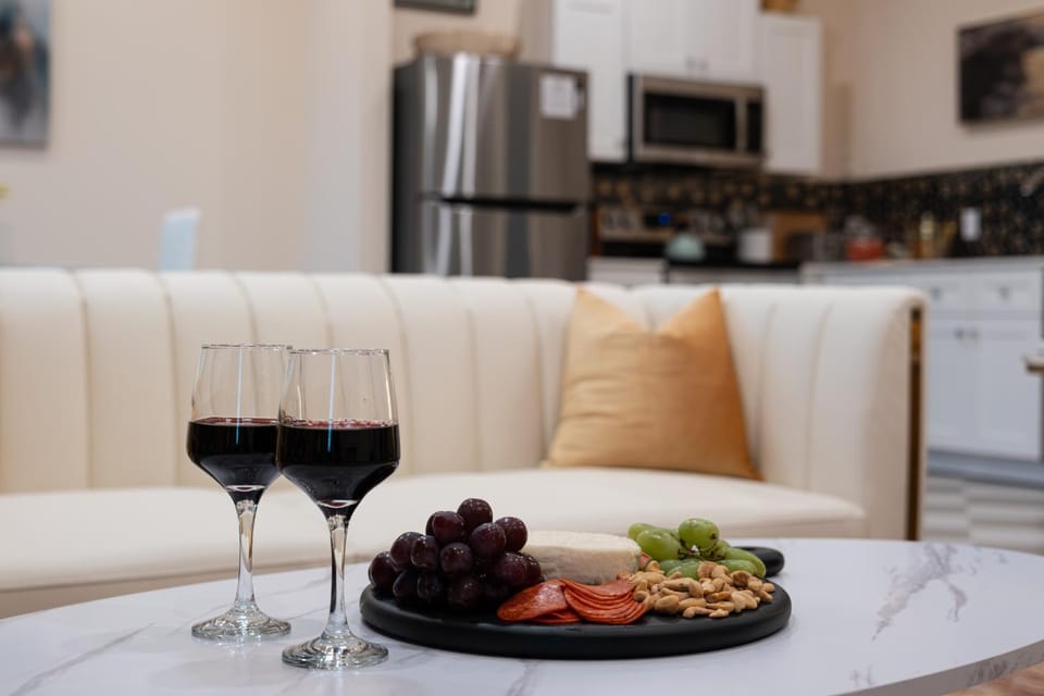 Living room, Food and drinks, Seating area