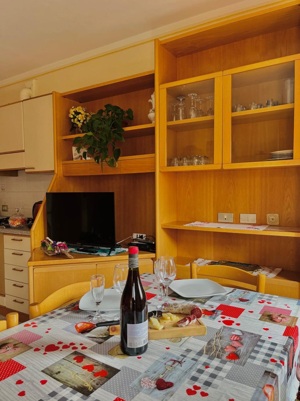 Kitchen or kitchenette, Dining area