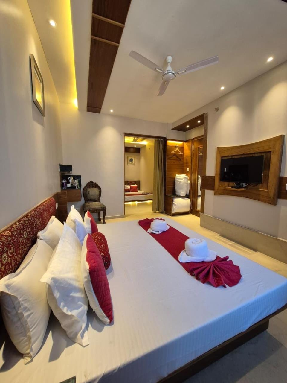 Bed, TV and multimedia, Photo of the whole room, Bedroom