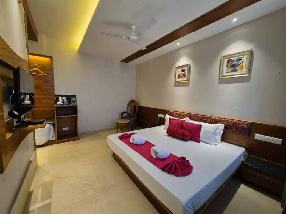 Bed, TV and multimedia, Photo of the whole room, Bedroom