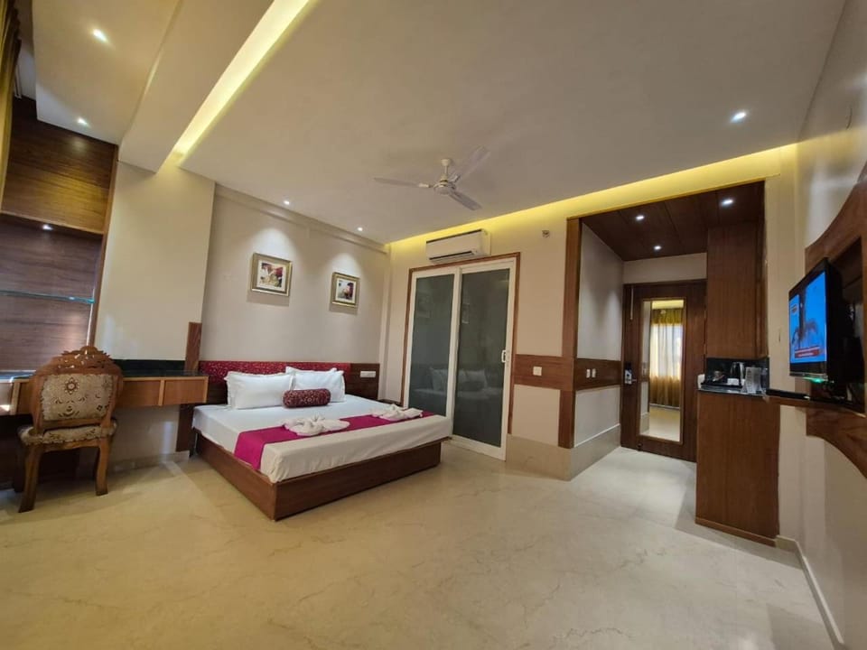 Bed, TV and multimedia, Seating area, Bedroom, towels
