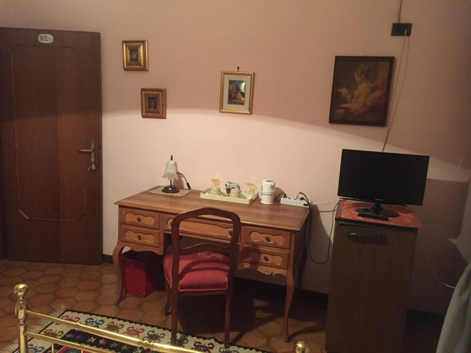 Coffee/tea facilities, Photo of the whole room, Time of day, Quiet street view