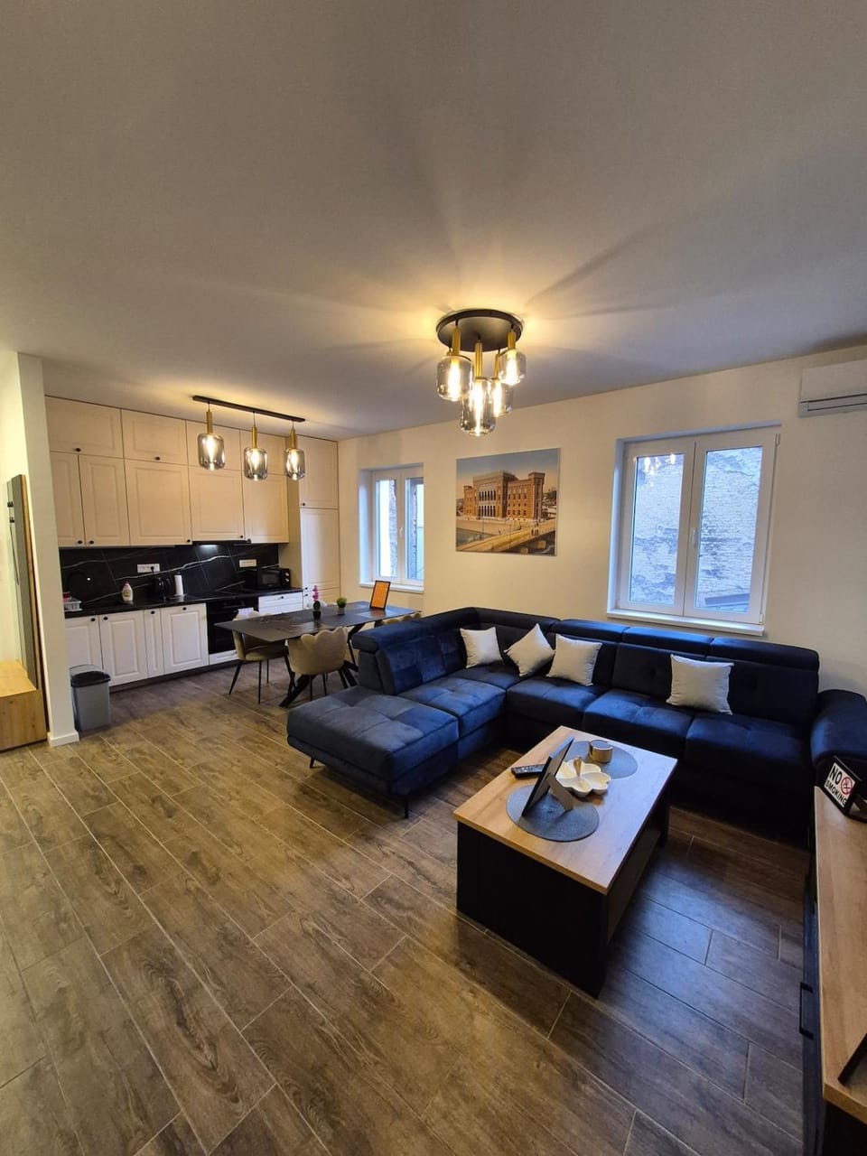 Bed, TV and multimedia, Living room, Photo of the whole room, Seating area, Bedroom