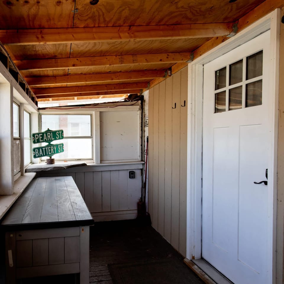 Private Renovated Apt w WasherDryer near dwntwn Apartment in Burlington