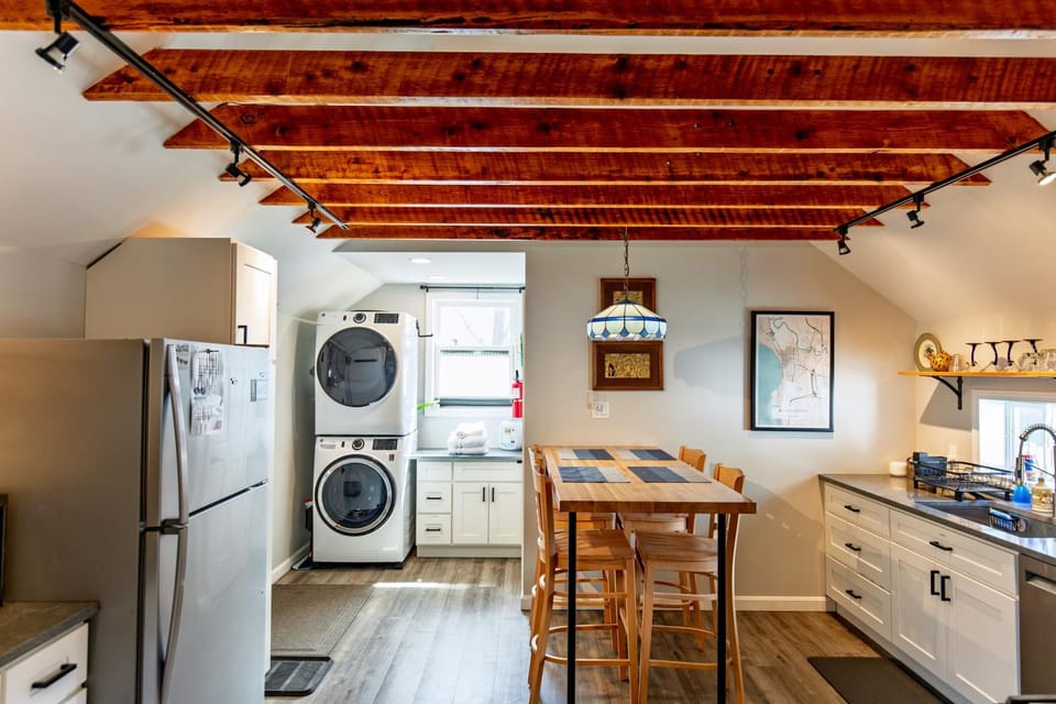 Private Renovated Apt w WasherDryer near dwntwn Apartment in Burlington