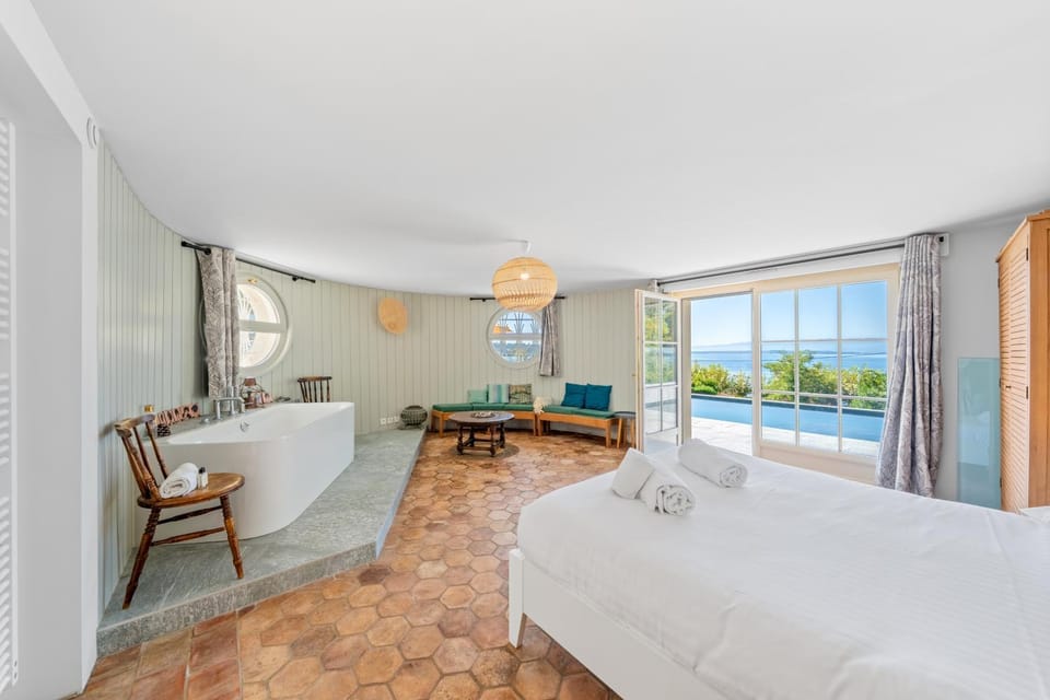 Bed, Photo of the whole room, Bedroom, Pool view, Swimming pool, towels