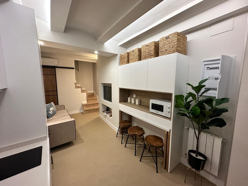 Kitchen or kitchenette, Living room, Seating area, Dining area, microwave
