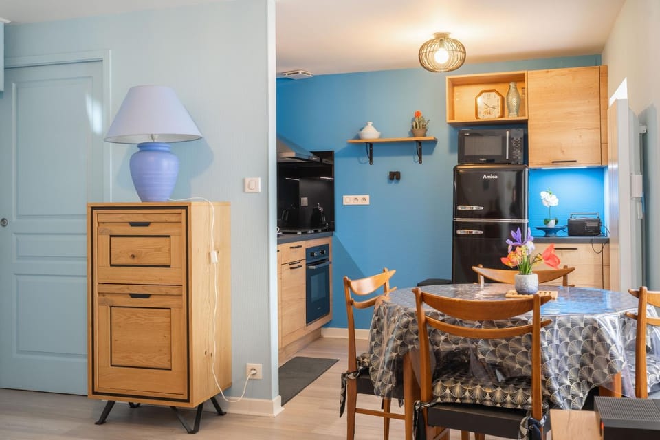 Property building, Kitchen or kitchenette, Living room