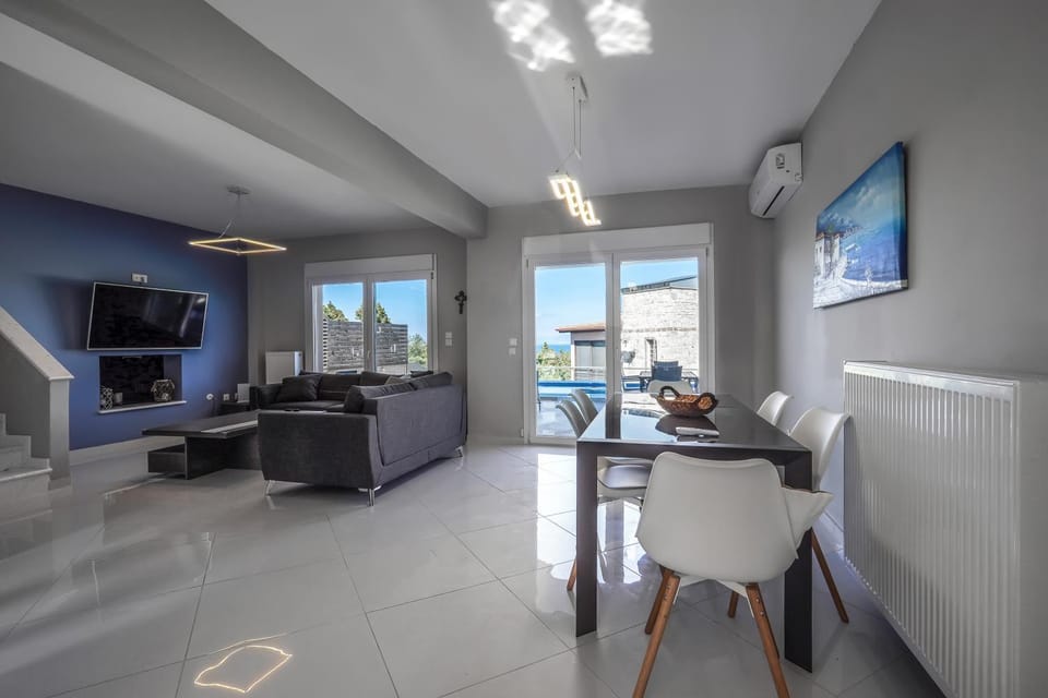 TV and multimedia, Living room, Seating area, Dining area