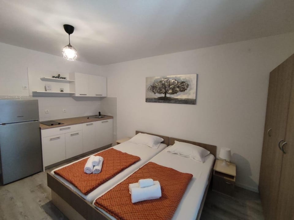 Bed, Kitchen or kitchenette, Photo of the whole room, Bedroom