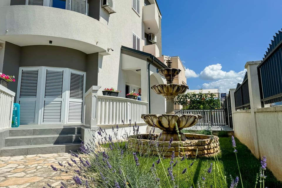 Property building, Garden, Balcony/Terrace, Garden view