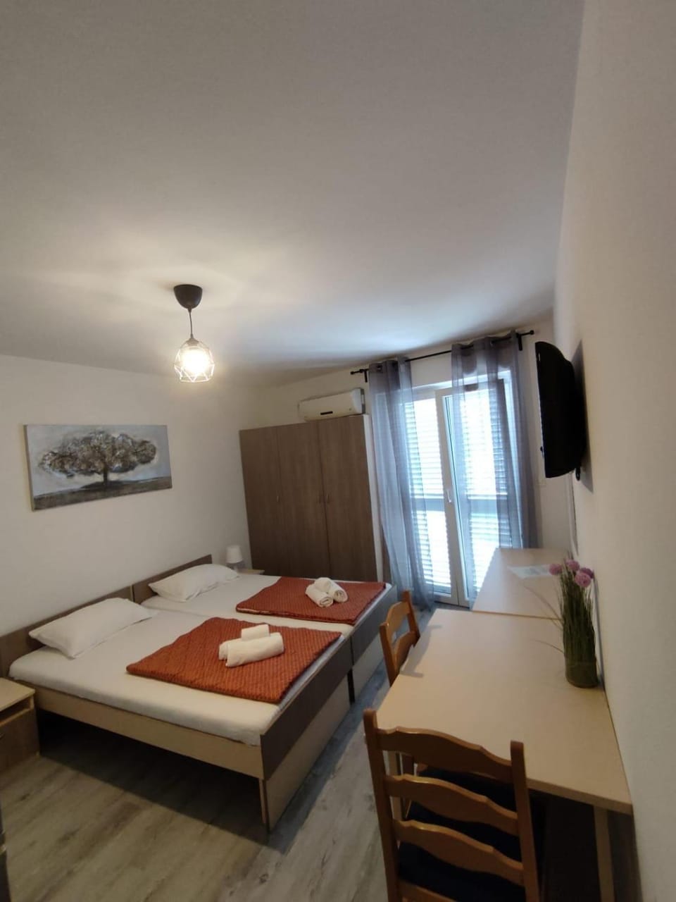 Bed, TV and multimedia, Photo of the whole room, Bedroom