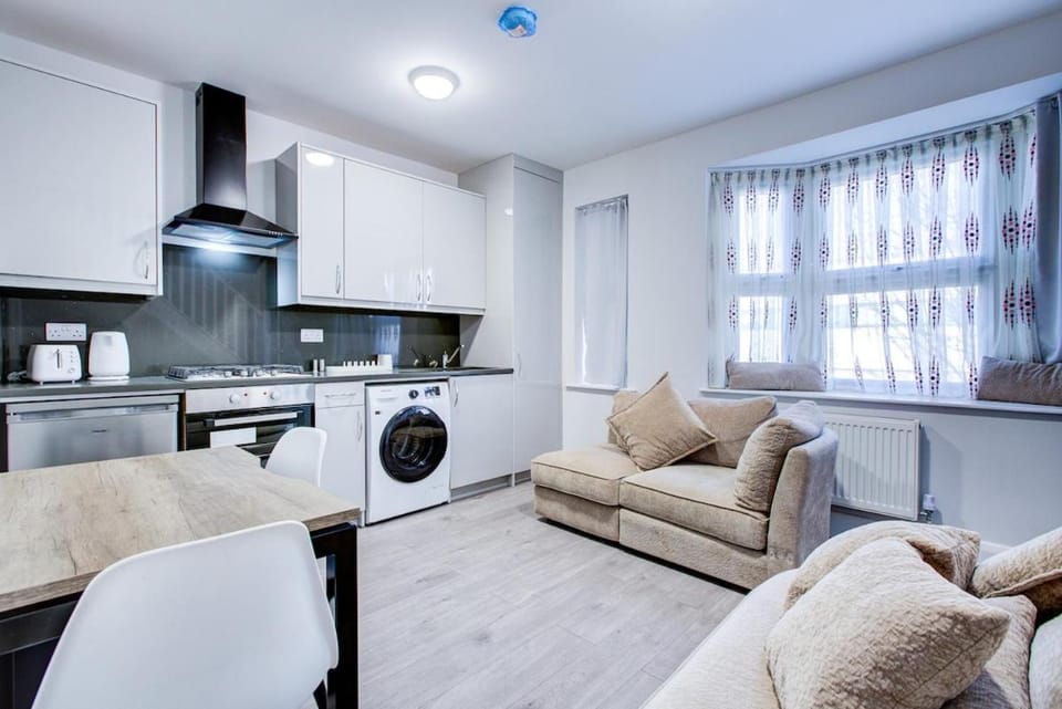 Cosy Flat close to Elizabeth Line Apartment in Ilford