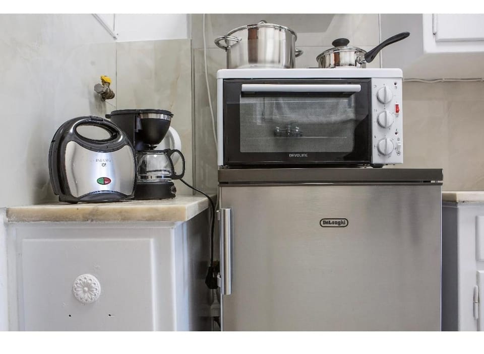 Coffee/tea facilities, Kitchen or kitchenette, stove