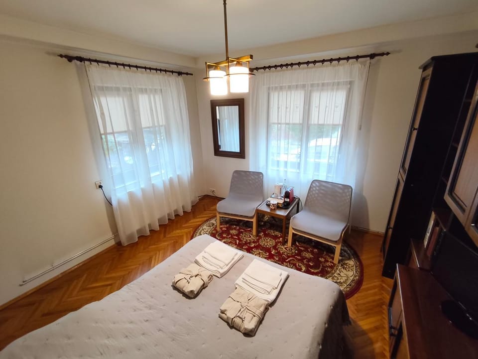 Bed, Seating area, Bedroom