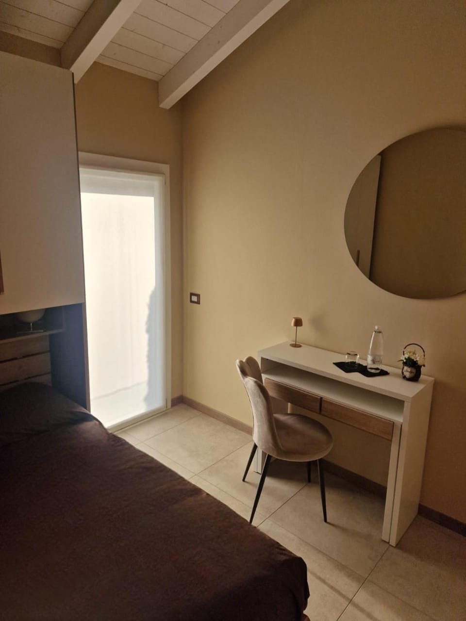 Bed, Photo of the whole room, Seating area, Bedroom
