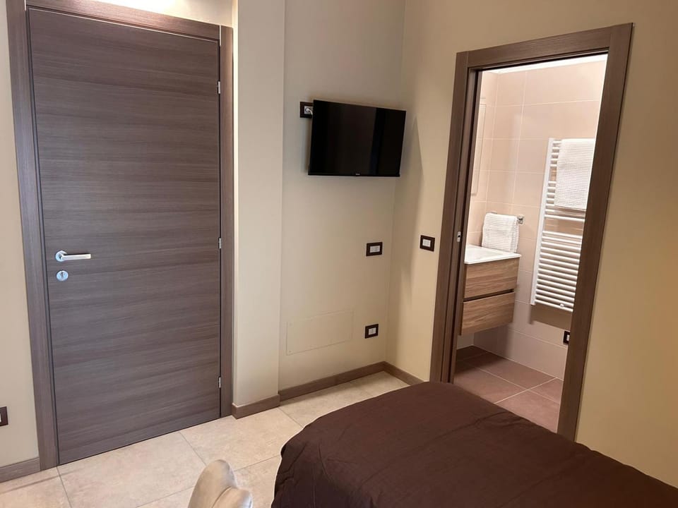 Bed, TV and multimedia, Photo of the whole room, Evening entertainment, Bedroom, wardrobe