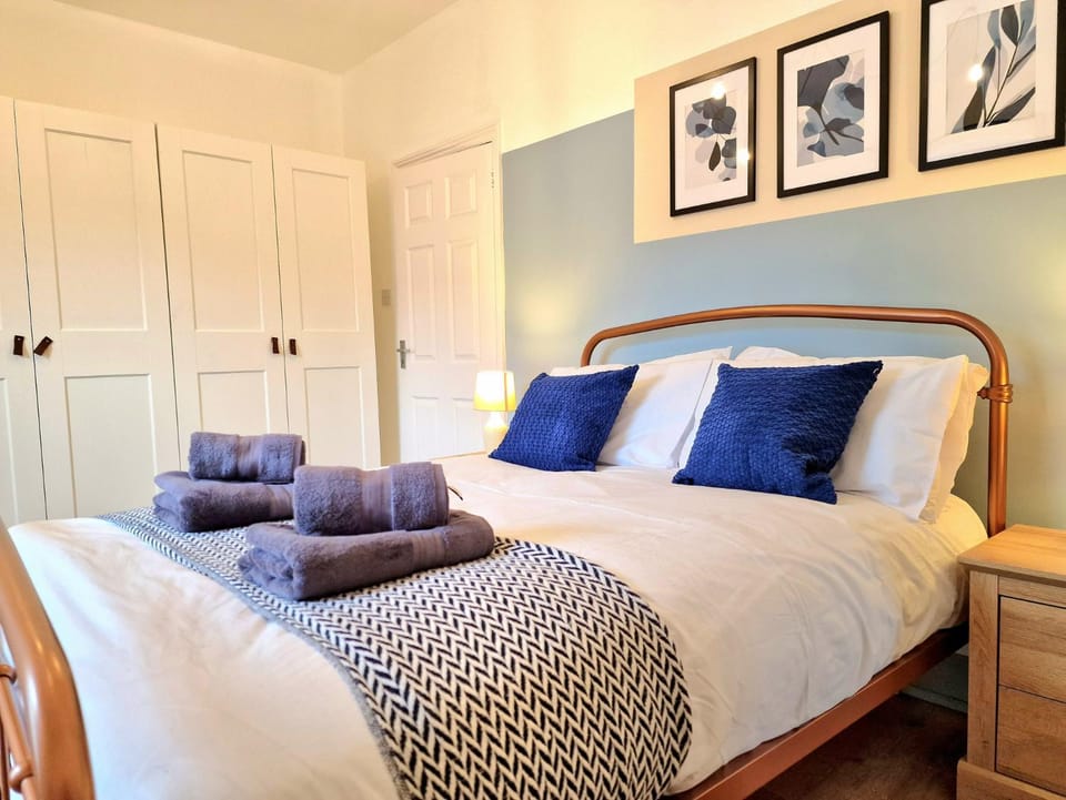 Bed, Photo of the whole room, Bedroom