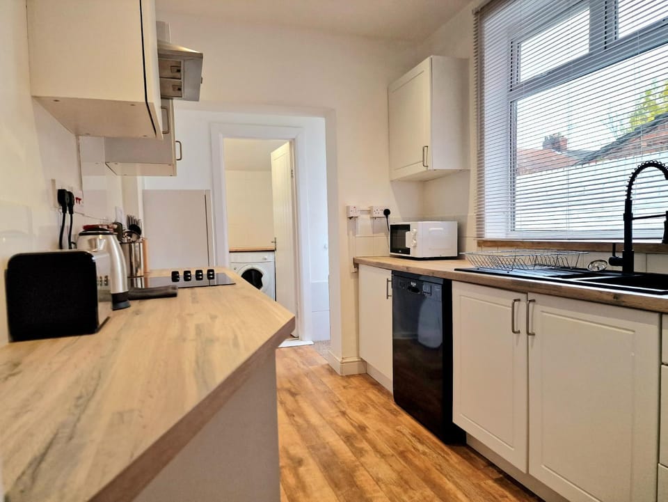 Coffee/tea facilities, Kitchen or kitchenette, dishwasher, oven, stove, toaster