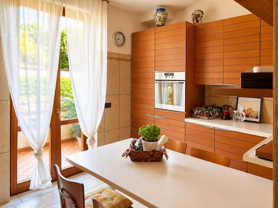 Kitchen or kitchenette, Dining area, oven